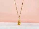 un collier plaqué or orné d'une minuscule pierre jaune montée sur une chaîne
