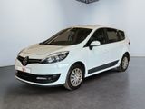 La voiture blanche est garée dans une grande pièce équipée d'un ventilateur de plafond.