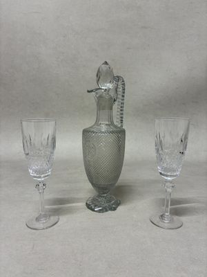 trois verres à vin et une carafe posés sur une table