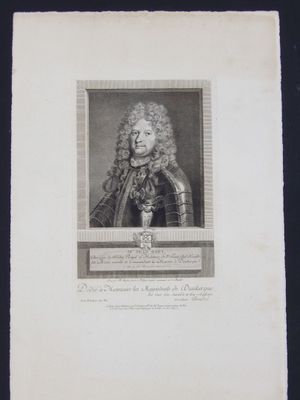 une vieille photographie en noir et blanc représentant un homme en costume