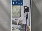 gros plan d'une boîte d'aspirateur sur une table