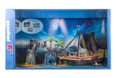 un Playmobil avec un bateau pirate dans la boîte