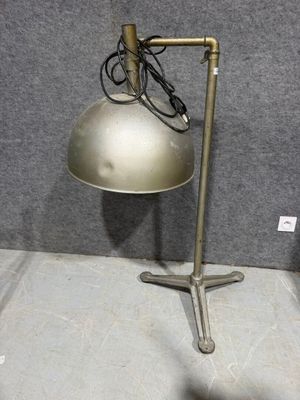 une lampe posée sur un support dans une pièce