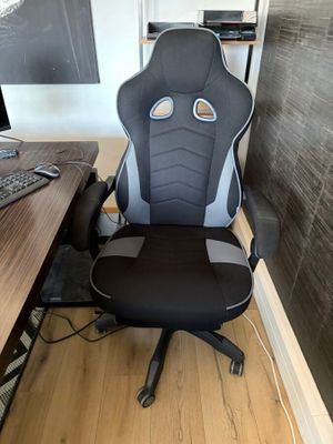 un bureau d'ordinateur avec une chaise et un ordinateur dessus