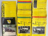 plusieurs livres sont empilés sur une table