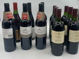 plusieurs bouteilles de vin sont alignées sur une table
