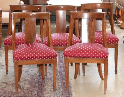 quatre chaises posées sur un tapis dans une pièce