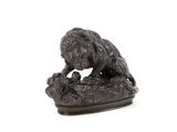 statue en bronze d'un lion sur un rocher sur fond blanc