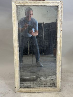 un homme se prenant en photo dans un miroir