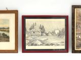 trois tableaux encadrés sur le mur d'une pièce