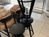 trois tabourets et une table dans une pièce