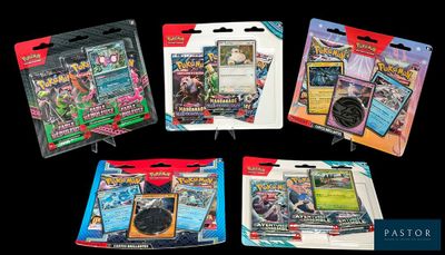 Plusieurs types de cartes à collectionner Pokémon sont présentés sur un fond noir.