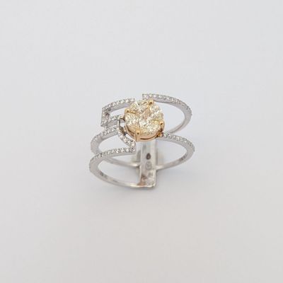 gros plan d'une bague en diamant sur une surface blanche