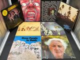 une vitrine sur laquelle sont exposés de nombreux disques