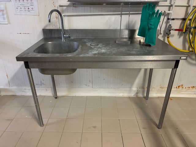 Plonge inox avec égouttoir gauche et robinetterie
