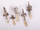 cinq cuillères en argent et une cuillère surmontée d'un oiseau