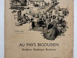 un vieux livre sur lequel figure le dessin d'un groupe de personnes assises sur une plage