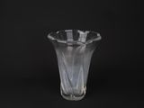 un vase en verre posé sur une surface noire