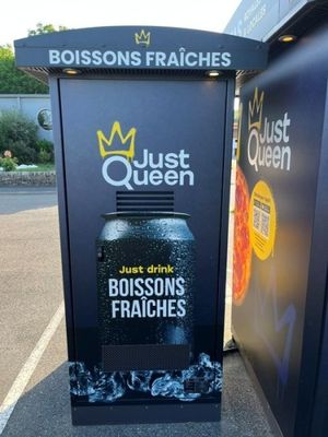 une pancarte sur laquelle est écrit « Just Queen » à côté d'une poubelle