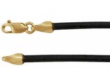 une paire de bracelets en cuir noir et doré avec un fermoir doré