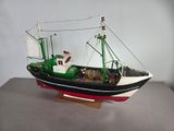 une maquette de bateau de pêche exposée sur une table
