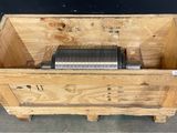une boîte en bois contenant un objet en métal