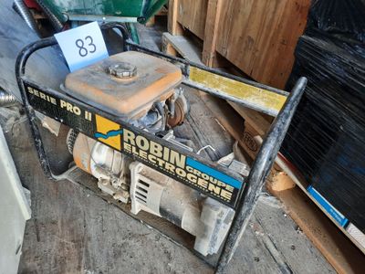 un petit moteur posé sur le sol