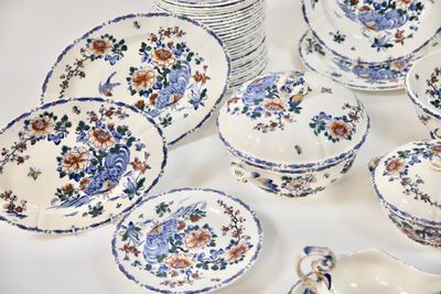 beaucoup d'assiettes et de bols sur la table