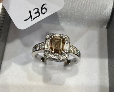 Bague en platine, sertie d’un beau diamant taille émeraude C…