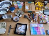 une table sur laquelle se trouvent de nombreux objets différents