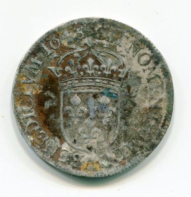 une vieille pièce d'argent surmontée d'une couronne