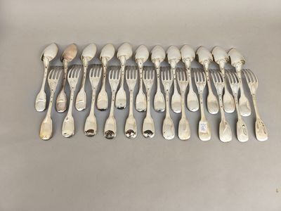 beaucoup de fourchettes et de cuillères sur la table