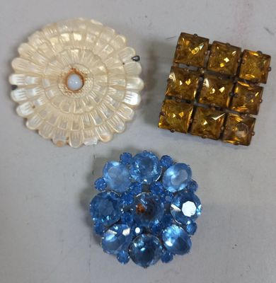 Trois BROCHES fantaisie dont l'une en nacre.