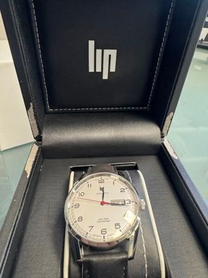 une montre posée dans une boîte noire sur une table