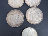 six pièces britanniques différentes sur un fond noir