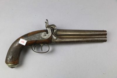 un vieux fusil posé sur une table