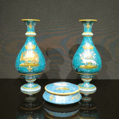 deux vases posés sur une table