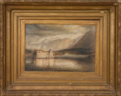 une peinture à l'huile représentant un château au bord d'un lac, avec des montagnes en arrière-plan