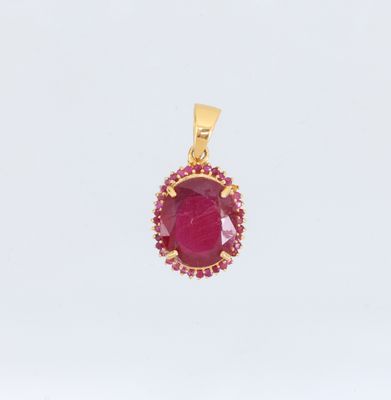 un pendentif en or avec un rubis entouré de rub rub rub rub rub rub rub rub rub rub rub rub