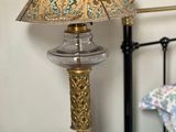 une lampe posée sur une table à côté d'un lit