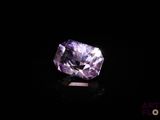 gros plan d'un diamant violet sur une surface noire