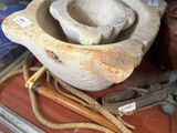 un bol en pierre entouré d'une corde, posé sur une table