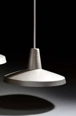 deux lampes suspendues au plafond