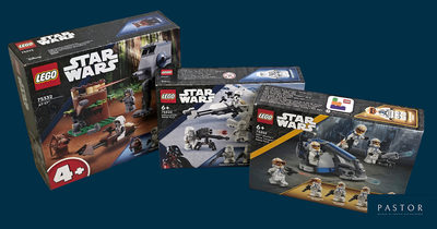 une boîte contenant des sets Lego Star Wars sur fond bleu