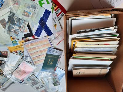 une boîte remplie de nombreux types de papiers différents