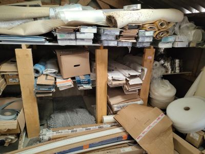 une pièce remplie de nombreuses boîtes et de matériel