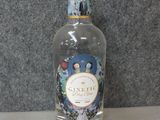 une bouteille de gin posée sur une table