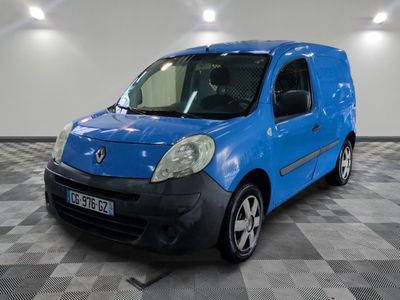 la photo d'une camionnette bleue garée sur un sol en damier