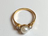 une image représentant une bague en or ornée de deux perles