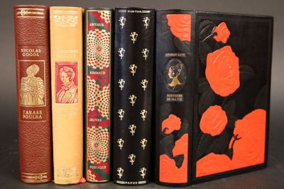 plusieurs livres sont alignés sur une table